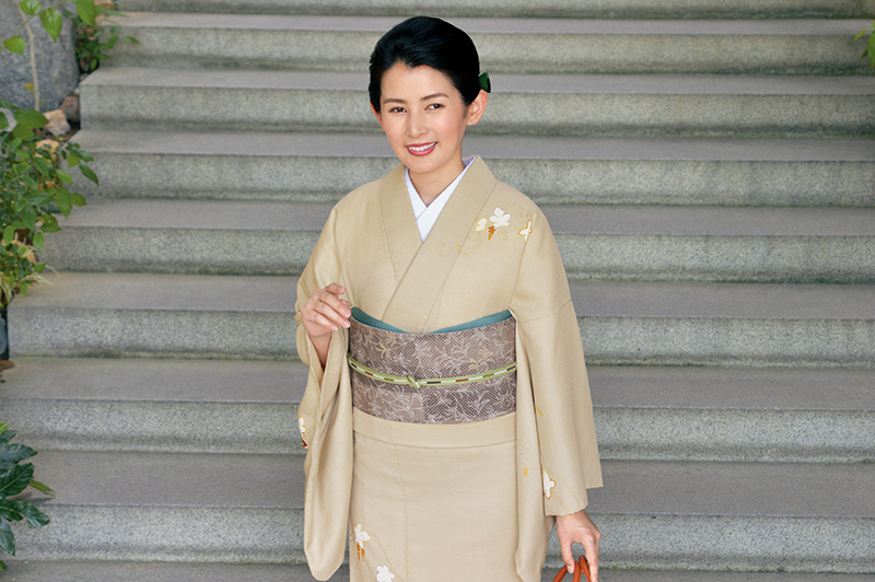 ベージュの着物の女性