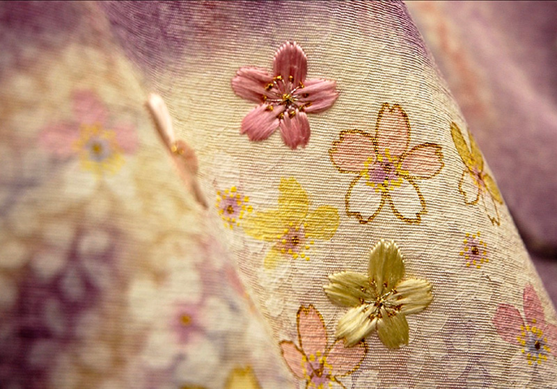 パール系の金・銀泥で花の輪郭に輝きを加えたり、部分的に刺繍を施したりする「仕上げ作業」