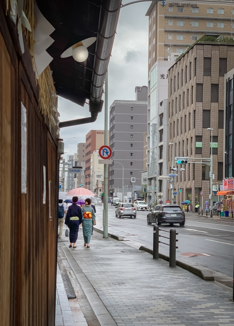 雨の日に和装で出かける男女