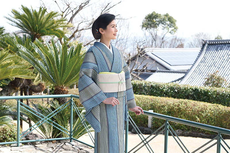 縞模様の夏着物を着た女性
