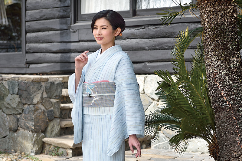 水色の夏着物を着た女性