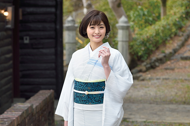 白地に水色模様の夏着物を着た女性