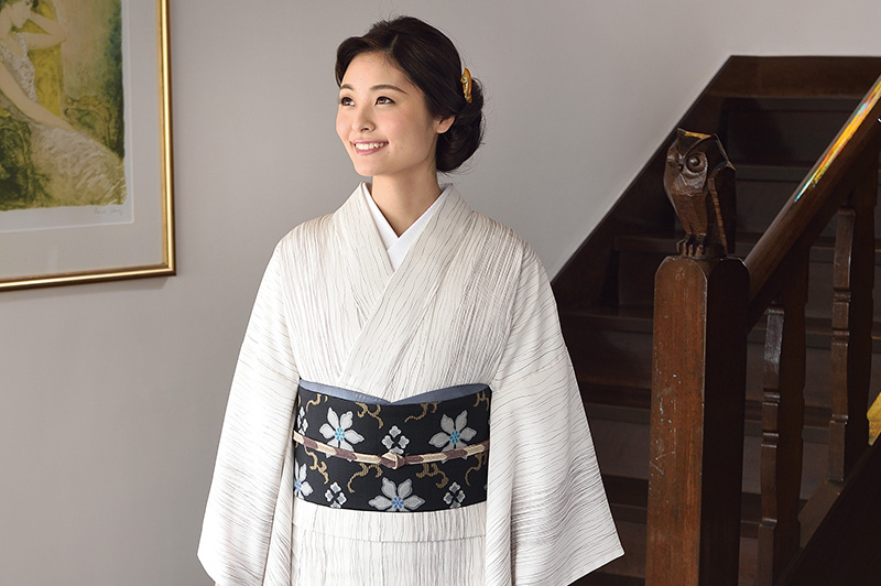 白地の夏着物を着た女性