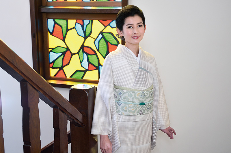 白地の夏着物を着た女性