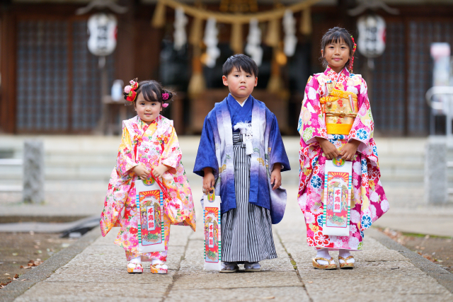 七五三の着物を着た子どもたち