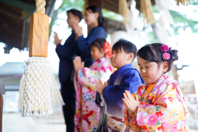 七五三の着物を着た子どもたちと両親