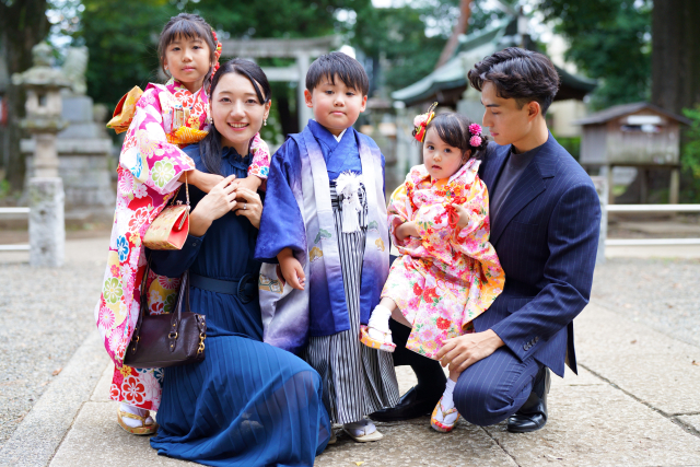 七五三の着物を着た子どもたちと両親