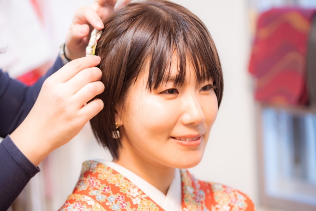 ピアスを付けた着物の女性