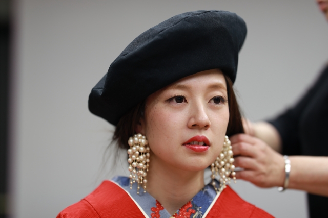 ピアスを付けた着物の女性