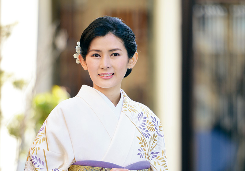 白の着物の女性