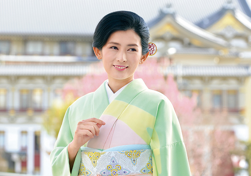 黄緑色の着物の女性