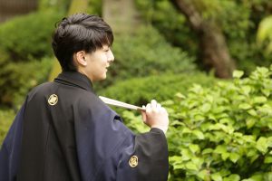 成人式・ダークカラーの羽織袴の男性のお客様／谷屋日本庭園にて撮影