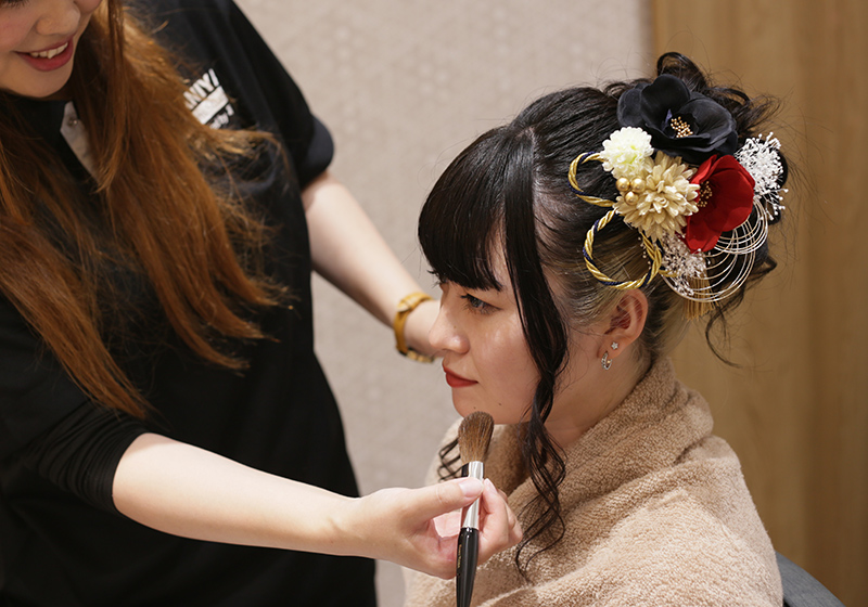 成人式当日の振袖ヘアお支度中のお嬢様