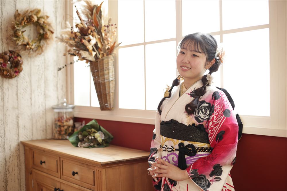 白　赤　黒薔薇　バラ　蝶