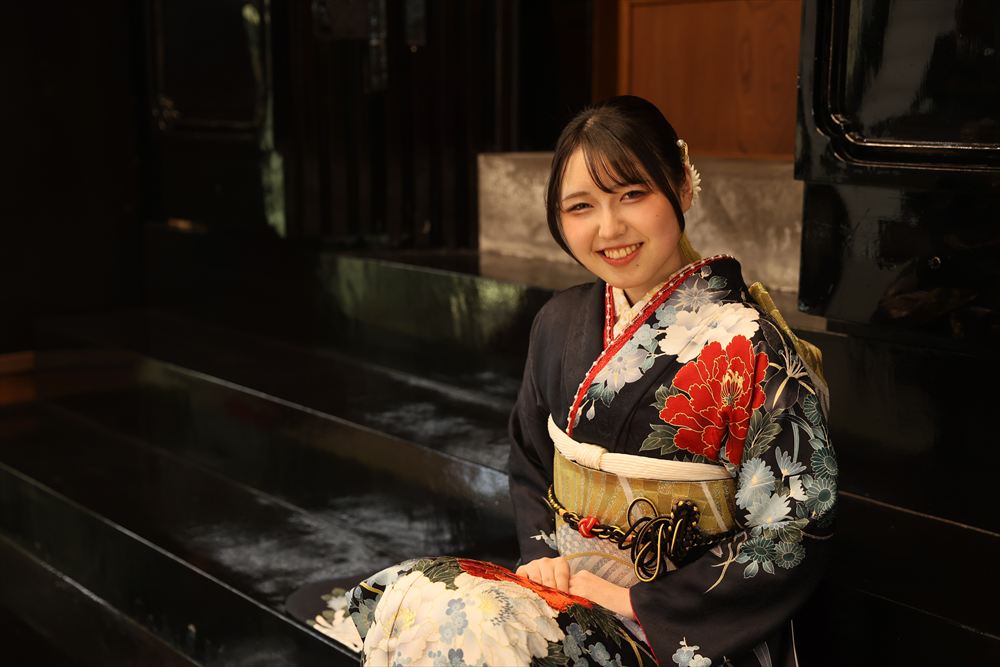 黒　赤　白　花