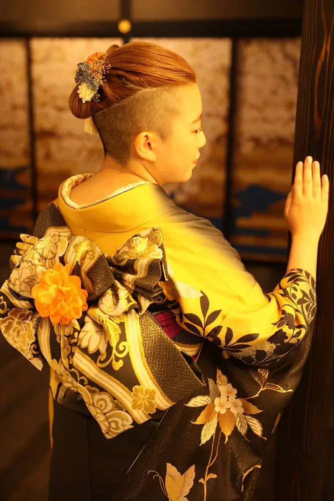 黄色　黒　蝶　花