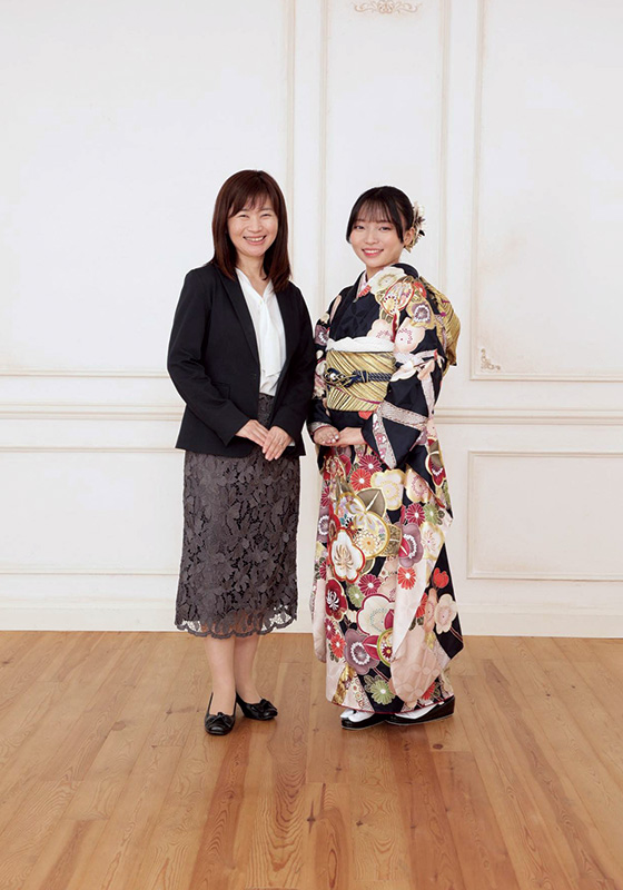 振袖を着たお嬢様とお母様のスタジオ撮影
