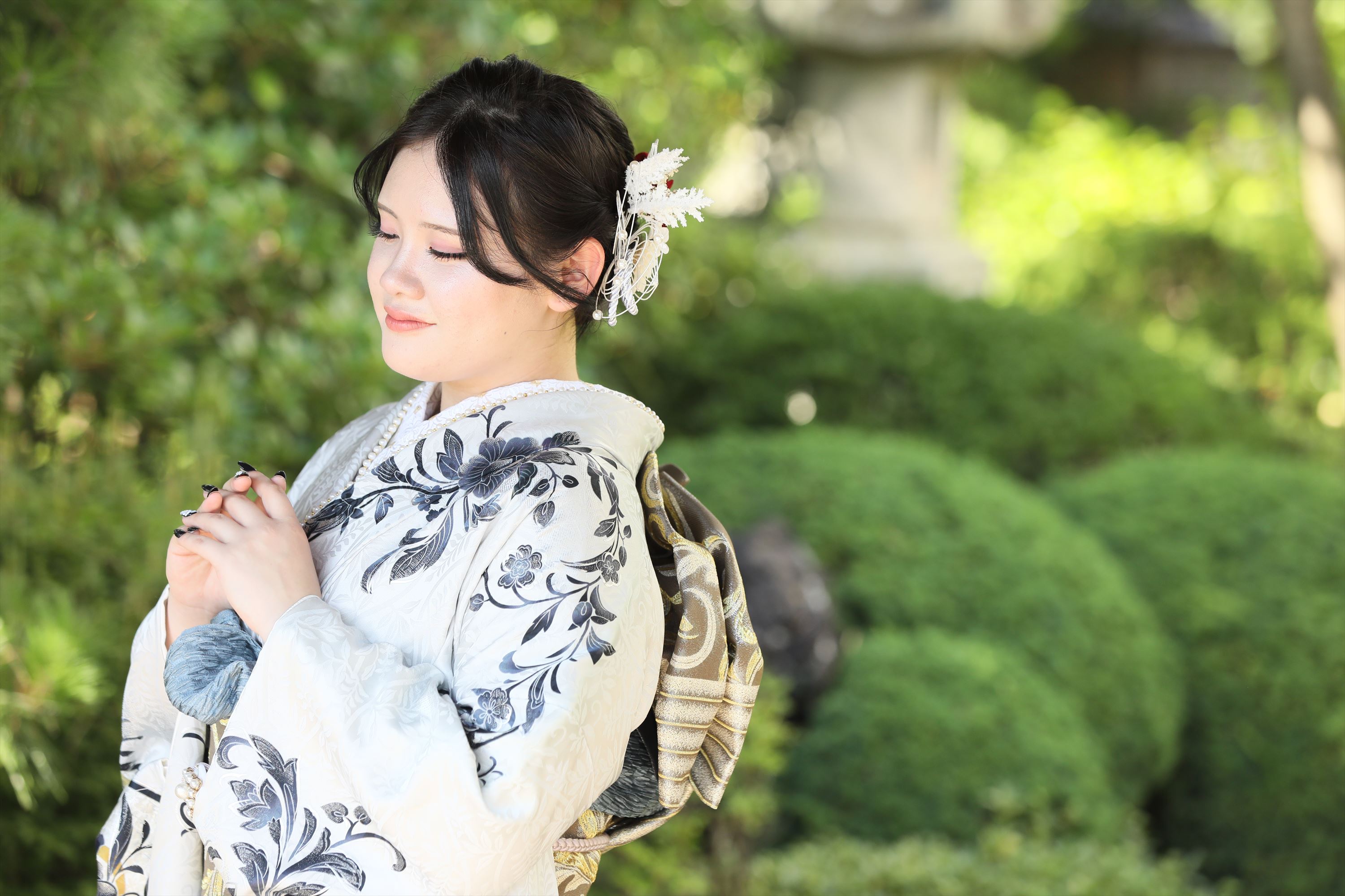 白　グレー　黒　花
